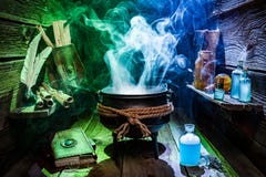 Rocznika witcher kocioł z magicznymi napojami miłosnymi i książkami dla Halloween zdjęcia stock Rocznika witcher kocioł z magicznymi napojami miłosnymi i książkami dla Halloween zdjęcia stock