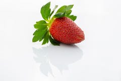 Rode Aardbei met groene bladeren stock foto Rode Aardbei met groene bladeren stock foto
