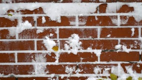 Rode bakstenen muur met sneeuwachtergrond royalty-vrije stock foto Rode bakstenen muur met sneeuwachtergrond royalty-vrije stock foto
