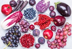 Rode kleur en purpere vruchten en groenten hoogste mening als achtergrond stock afbeelding Rode kleur en purpere vruchten en groenten hoogste mening als achtergrond stock afbeelding