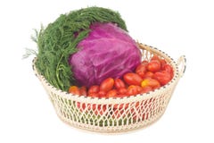 Rode kool Babytomaten Dille met Wortels In mand Shoping stock fotografie Rode kool Babytomaten Dille met Wortels In mand Shoping stock fotografie