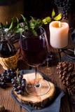 Rode wijn van een vat met druiven en een glas wijn royalty-vrije stock afbeeldingen Rode wijn van een vat met druiven en een glas wijn royalty-vrije stock afbeeldingen