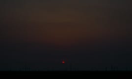 Rode zonsondergang die de elektrische transmissielijnen overzien stock afbeeldingen Rode zonsondergang die de elektrische transmissielijnen overzien stock afbeeldingen