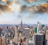 Środka miasta Manhattan powietrzna linia horyzontu, Miasto Nowy Jork przy lato zmierzchem Fotografia Royalty Free Środka miasta Manhattan powietrzna linia horyzontu, Miasto Nowy Jork przy lato zmierzchem Fotografia Royalty Free