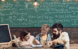 Rodzice uczą syna, chalkboard na tle Rodzina dba o edukaci ich syn Homeschooling pojęcie rodzice zdjęcia stock Rodzice uczą syna, chalkboard na tle Rodzina dba o edukaci ich syn Homeschooling pojęcie rodzice zdjęcia stock