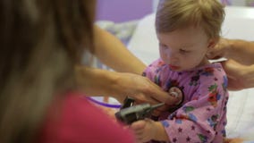 Rodzina I córka Z personelem W Pediatrycznym oddziale szpital zbiory Rodzina I córka Z personelem W Pediatrycznym oddziale szpital zbiory
