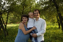 rodzina kamery 3 kanapy dziewczyn na pomara?czowy rodzin? matki portret posiedzenie ich tam jeste? M?ody szcz??liwy rodzinny chod zdjęcie royalty free rodzina kamery 3 kanapy dziewczyn na pomara?czowy rodzin? matki portret posiedzenie ich tam jeste? M?ody szcz??liwy rodzinny chod zdjęcie royalty free