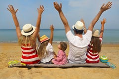 Rodzina pięć na plaży zdjęcie stock Rodzina pięć na plaży zdjęcie stock