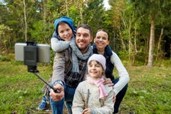 Rodzinna bierze fotografia selfie kijem outdoors fotografia stock Rodzinna bierze fotografia selfie kijem outdoors fotografia stock