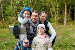 Rodzinna bierze fotografia selfie kijem outdoors zdjęcia stock Rodzinna bierze fotografia selfie kijem outdoors zdjęcia stock