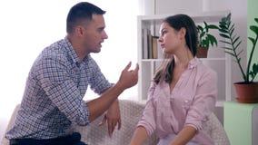 Rodzinny nieporozumienie, rageful marrieds dobiera się i Gniewne gest ręki kwestionują indoors zbiory wideo Rodzinny nieporozumienie, rageful marrieds dobiera się i Gniewne gest ręki kwestionują indoors zbiory wideo