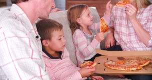Rodzinny obsiadanie Na kanapie Je Takeaway pizzę Wpólnie zdjęcie wideo Rodzinny obsiadanie Na kanapie Je Takeaway pizzę Wpólnie zdjęcie wideo