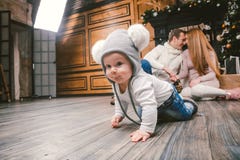 Rodzinny wakacyjny nowy rok i boże narodzenia Młody caucasian rodzinny mama taty syn 1 rok siedzi drewnianej podłogowej pobliskie fotografia royalty free Rodzinny wakacyjny nowy rok i boże narodzenia Młody caucasian rodzinny mama taty syn 1 rok siedzi drewnianej podłogowej pobliskie fotografia royalty free