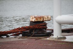 Roestige ketting van schip op een meerpaal in Habour van Scheveningen, Nederland stock afbeelding Roestige ketting van schip op een meerpaal in Habour van Scheveningen, Nederland stock afbeelding