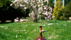 Roestige waterpomp in het park stock videobeelden Roestige waterpomp in het park stock videobeelden