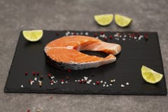 Rohe Fische des Lachssteaks vorbereitet für das Kochen mit Kalk und Gewürzen Beschneidungspfad eingeschlossen lizenzfreie stockfotos Rohe Fische des Lachssteaks vorbereitet für das Kochen mit Kalk und Gewürzen Beschneidungspfad eingeschlossen lizenzfreie stockfotos