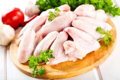 Rohe Hühnerflügel lizenzfreies stockfoto Rohe Hühnerflügel lizenzfreies stockfoto