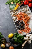 Rohe Meeresfrüchte-Cocktail und Bestandteil für das Kochen von Teigwaren Spaghettis stockbilder Rohe Meeresfrüchte-Cocktail und Bestandteil für das Kochen von Teigwaren Spaghettis stockbilder