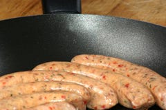 Rohe Schweinswürste in einer Wanne lizenzfreie stockfotos Rohe Schweinswürste in einer Wanne lizenzfreie stockfotos