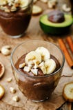 Roher Avocadobananen-Schokoladenpudding des strengen Vegetariers stockfoto Roher Avocadobananen-Schokoladenpudding des strengen Vegetariers stockfoto