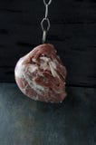 Rohes Stück Schweinefleisch hängend am Haken lizenzfreie stockfotos Rohes Stück Schweinefleisch hängend am Haken lizenzfreie stockfotos