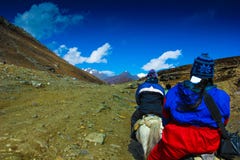 Rohtangpas, Manali, India April 2018 - de Toeristen op paard steunen g royalty-vrije stock foto Rohtangpas, Manali, India April 2018 - de Toeristen op paard steunen g royalty-vrije stock foto