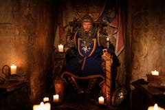 Roi médiéval sur le trône dans l'intérieur antique de château images libres de droits Roi médiéval sur le trône dans l'intérieur antique de château images libres de droits