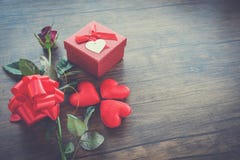 Rojo de la caja de regalo de día de San Valentín en la flor color de rosa roja de día de San Valentín del corazón rojo de madera fotografía de archivo libre de regalías Rojo de la caja de regalo de día de San Valentín en la flor color de rosa roja de día de San Valentín del corazón rojo de madera fotografía de archivo libre de regalías