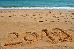 2019 rok inskrypcja pisać w mokrym kolor żółty plaży piasku Pojęcie świętować nowego roku, przyjęcie na brzeg zdjęcia royalty free 2019 rok inskrypcja pisać w mokrym kolor żółty plaży piasku Pojęcie świętować nowego roku, przyjęcie na brzeg zdjęcia royalty free
