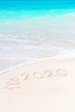 2020 rok pisać na białej piaskowatej plaży zdjęcie stock 2020 rok pisać na białej piaskowatej plaży zdjęcie stock