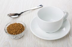 Role com café liofilizado instante, copo vazio, pires, colher Imagem de Stock Role com café liofilizado instante, copo vazio, pires, colher Imagem de Stock