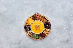 Role com sopa caseiro fresca da abóbora da batata doce fotografia de stock Role com sopa caseiro fresca da abóbora da batata doce fotografia de stock