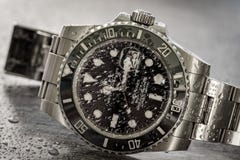 Rolex Submariner Λεπτομερής άποψη ενός εικονικού, ελβετικός-που γίνεται τα άτομα ` s το μηχανικό διαφορετικό ρολόι στοκ εικόνες Rolex Submariner Λεπτομερής άποψη ενός εικονικού, ελβετικός-που γίνεται τα άτομα ` s το μηχανικό διαφορετικό ρολόι στοκ εικόνες