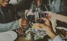 Rolig beröm för Dinning vindrink tillsammans arkivbild Rolig beröm för Dinning vindrink tillsammans arkivbild