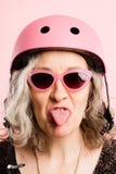 Rolig kvinna som ha på sig verklig cykla rosa bakgrund för hjälmstående arkivfoton Rolig kvinna som ha på sig verklig cykla rosa bakgrund för hjälmstående arkivfoton
