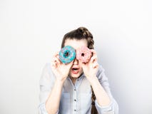 Rolig kvinna som rymmer färgrika donuts royaltyfria bilder Rolig kvinna som rymmer färgrika donuts royaltyfria bilder