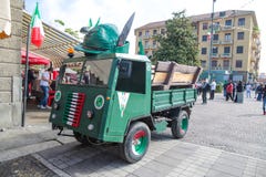 Rolig lastbil som skapas för militärt nationellt möte, Italien royaltyfria foton Rolig lastbil som skapas för militärt nationellt möte, Italien royaltyfria foton