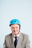 Rolig man som ha på sig cykla defin för kick för hjälmstående verkligt folk royaltyfri foto Rolig man som ha på sig cykla defin för kick för hjälmstående verkligt folk royaltyfri foto