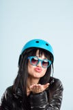 Rolig kvinna som ha på sig cykla def för kick för hjälmstående verkligt folk royaltyfri foto Rolig kvinna som ha på sig cykla def för kick för hjälmstående verkligt folk royaltyfri foto