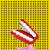 Rolig tand, stycke av kakan, affisch och gul fond royaltyfri illustrationer Rolig tand, stycke av kakan, affisch och gul fond royaltyfri illustrationer