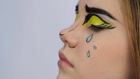 Roligt tecknad filmsmink yrkesmässig makeupkonstnär som gör komiskt smink för popkonst Roligt tecknad filmsmink yrkesmässig makeupkonstnär som gör komiskt smink för popkonst