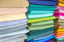 Rolki tkanina i tkaniny w fabryce robią zakupy lub przechują lub bazar ilustracji Rolki tkanina i tkaniny w fabryce robią zakupy lub przechują lub bazar ilustracji