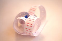 Rolle von klebrigen weißen Aufklebern für Produktaufkleber auf farbiger Hintergrundnahaufnahme lizenzfreie stockbilder Rolle von klebrigen weißen Aufklebern für Produktaufkleber auf farbiger Hintergrundnahaufnahme lizenzfreie stockbilder