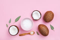 Rollen Sie mit Kokosnussöl und neuer Hälfte von Kokosnüssen auf rosa Tischplatteansicht Schönheit und selbst gemachte Kosmetik de stockbild Rollen Sie mit Kokosnussöl und neuer Hälfte von Kokosnüssen auf rosa Tischplatteansicht Schönheit und selbst gemachte Kosmetik de stockbild