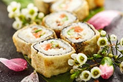 Rollo de sushi del Tempura Fotografía de archivo Rollo de sushi del Tempura Fotografía de archivo