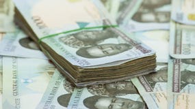 Rolls e os pacotes de naira descontam moedas locais em um montão da pirâmide fotografia de stock Rolls e os pacotes de naira descontam moedas locais em um montão da pirâmide fotografia de stock
