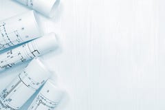 Rolls с планами здания и светокопиями на рабочем месте архитектора стоковая фотография rf Rolls с планами здания и светокопиями на рабочем месте архитектора стоковая фотография rf