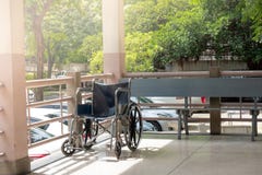 Rollstühle im Krankenhaus, Rollstühle, die auf geduldiges ser warten stockbilder Rollstühle im Krankenhaus, Rollstühle, die auf geduldiges ser warten stockbilder