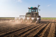 Rolnik z ciągnikowym obsiewaniem - siać soj uprawy przy rolniczym f zdjęcie stock Rolnik z ciągnikowym obsiewaniem - siać soj uprawy przy rolniczym f zdjęcie stock