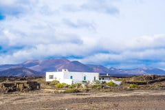 Rolny dom w powulkanicznym terenie w Lanzarote obrazy royalty free Rolny dom w powulkanicznym terenie w Lanzarote obrazy royalty free